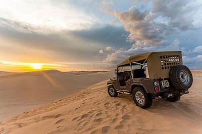 Exploration des dunes de sable blanc par la jeep