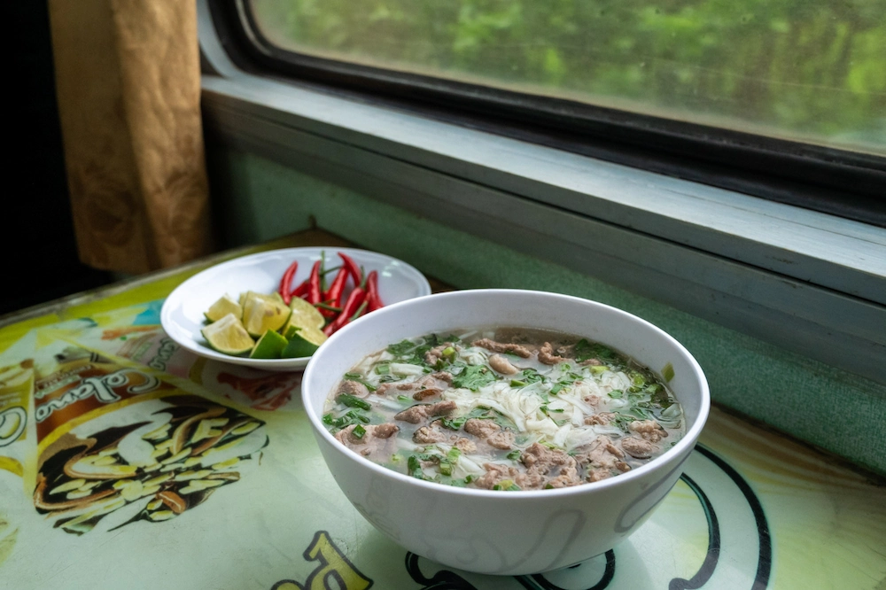 train vietnam pho